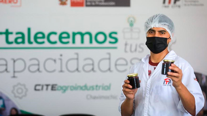 operario planta con mermelada de arándanos